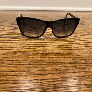 Woman’s Gucci sunglasses in great condition